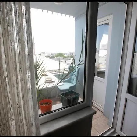 2br - 1lr Seaview Family Flat 10 Min Walk To Center