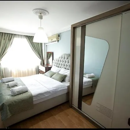 2br - 1lr Seaview Family Flat 10 Min Walk To Center Appartement Istanboel