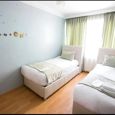Appartement 2br - 1lr Seaview Family Flat 10 Min Walk To Center Istanboel